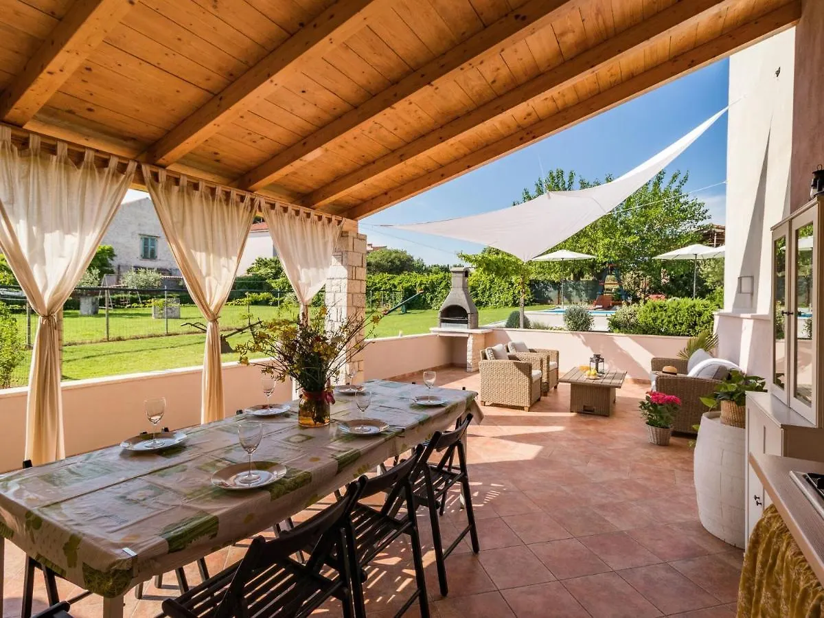 Apartment With Private Pool In Pula contacts