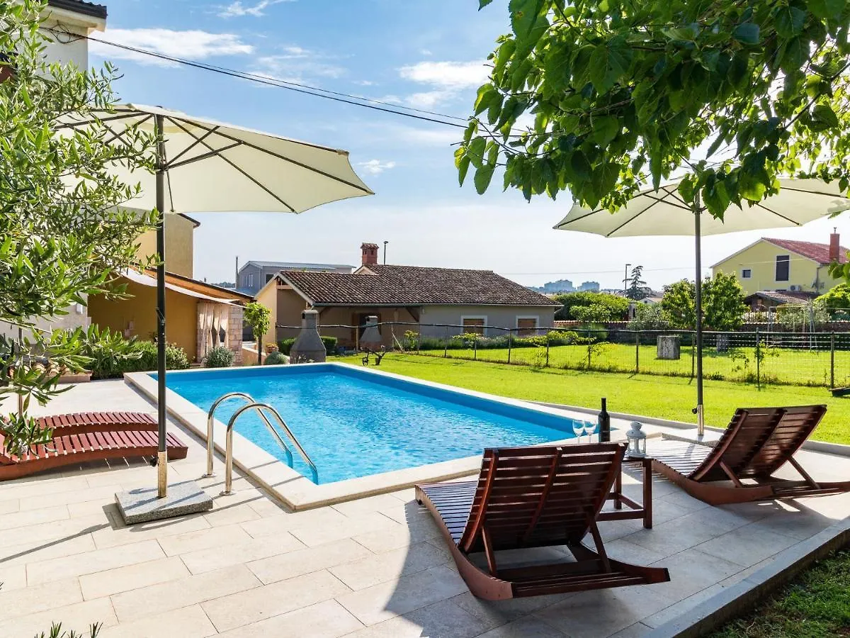 Holiday home Apartment With Private Pool In Pula