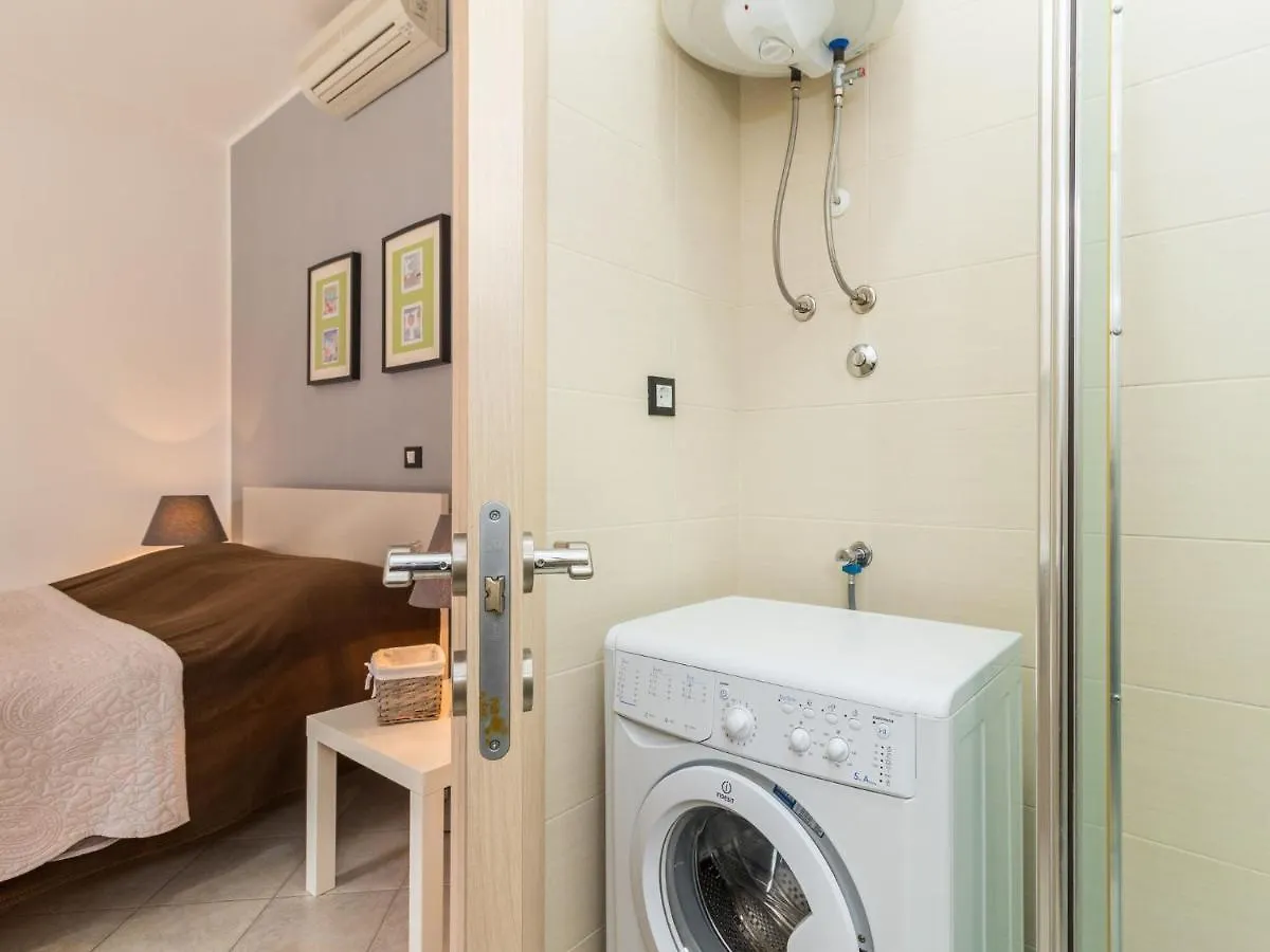 Apartment With Private Pool In Pula