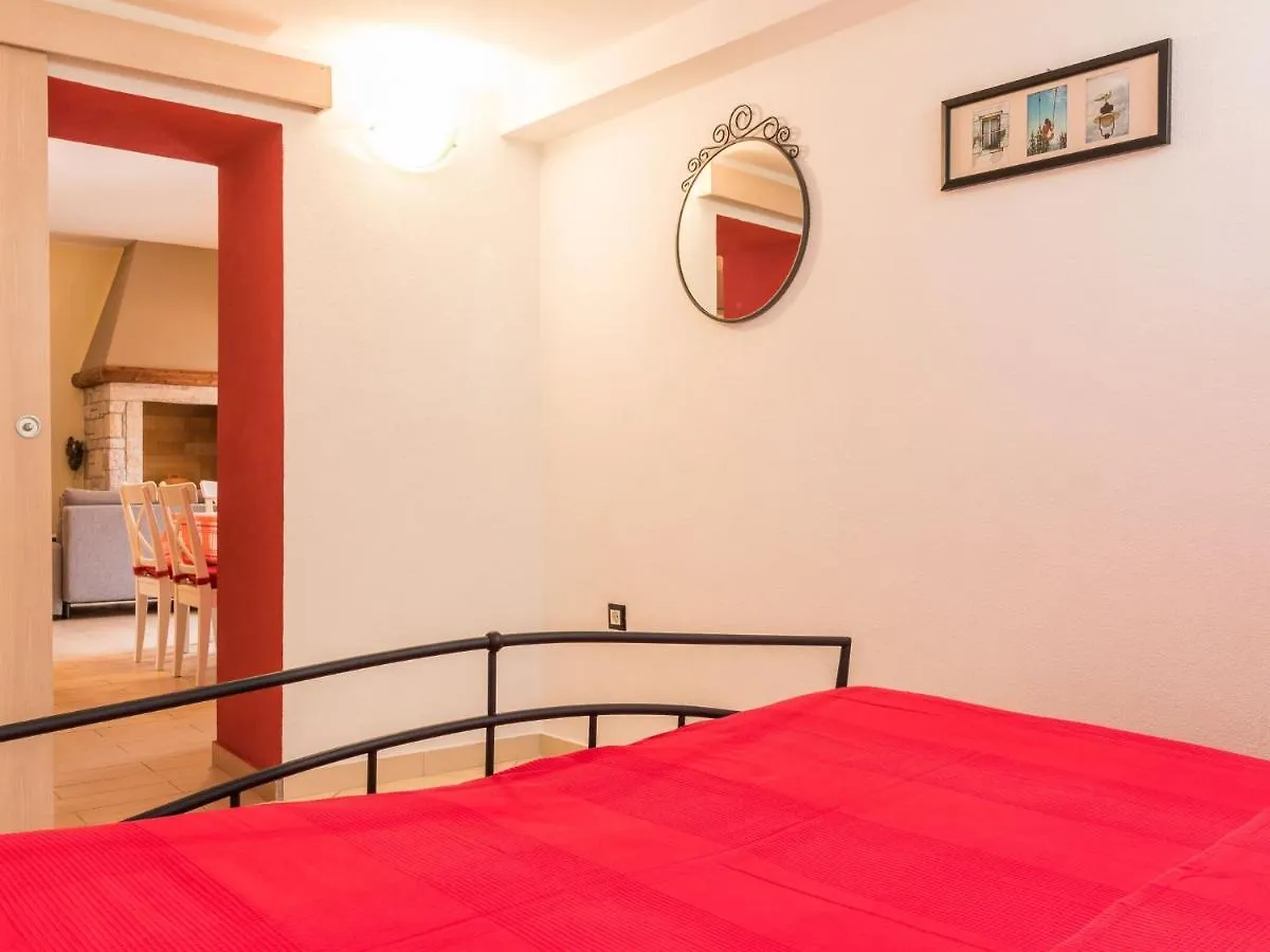 Apartment With Private Pool In Pula