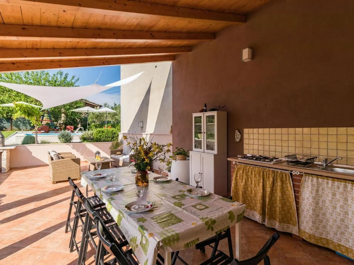 Apartment With Private Pool In Pula Croatia