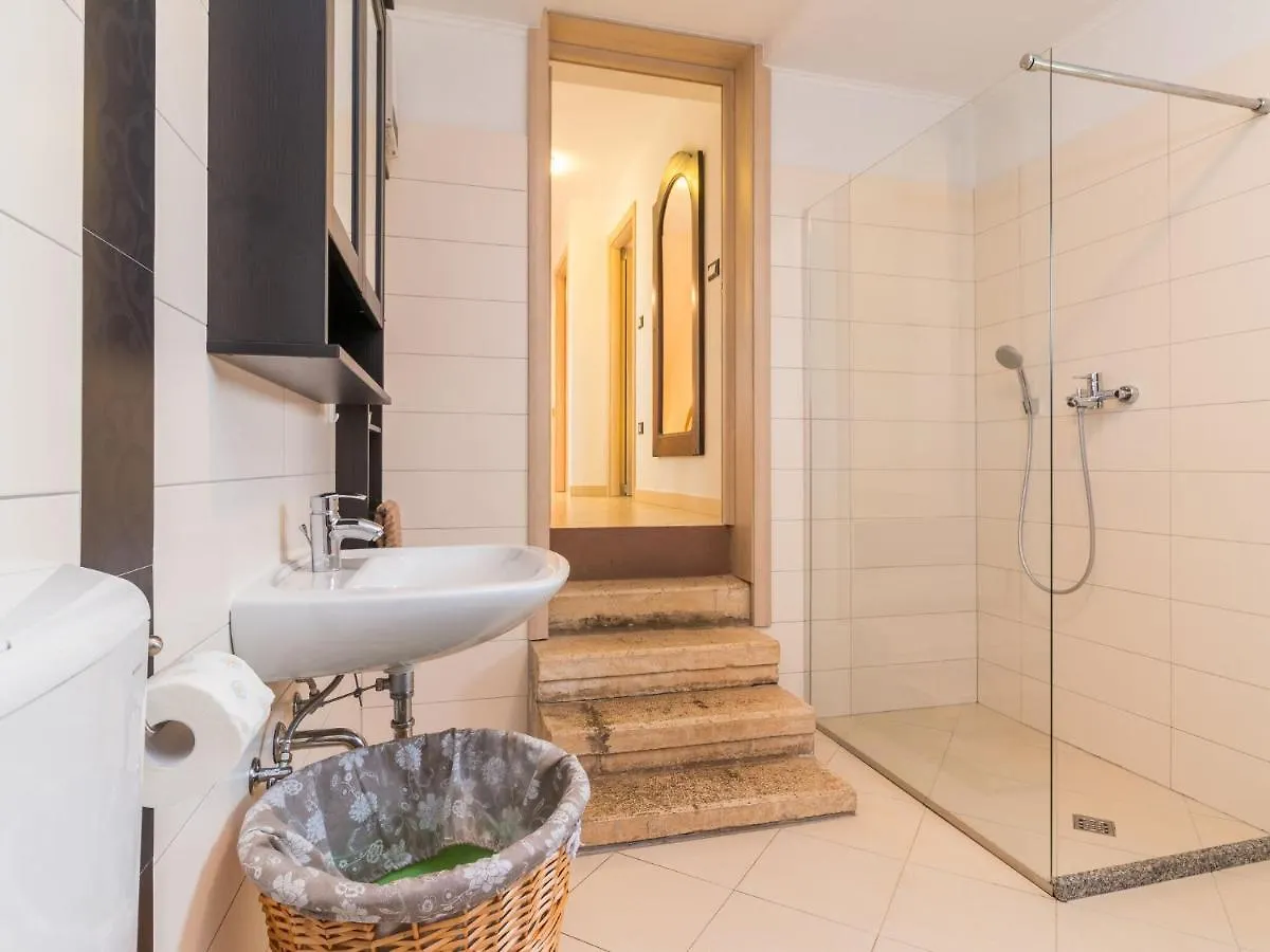 Apartment With Private Pool In Pula